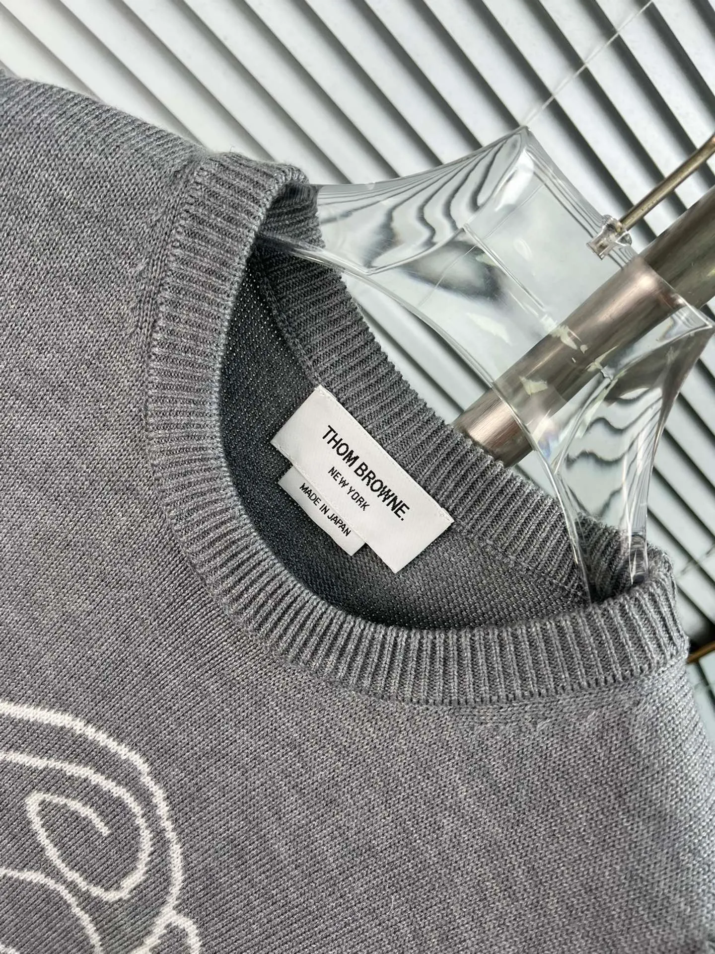 THOM BROWNE🇳🇱New Arrival 𝐃𝐞𝐭𝐚𝐢𝐥 ： TB ， ， ， ， ooookkkkkk ， ， ， ， T look jue ：Gray White Navy Blue Sizes： 0.1.2(S.M.L)